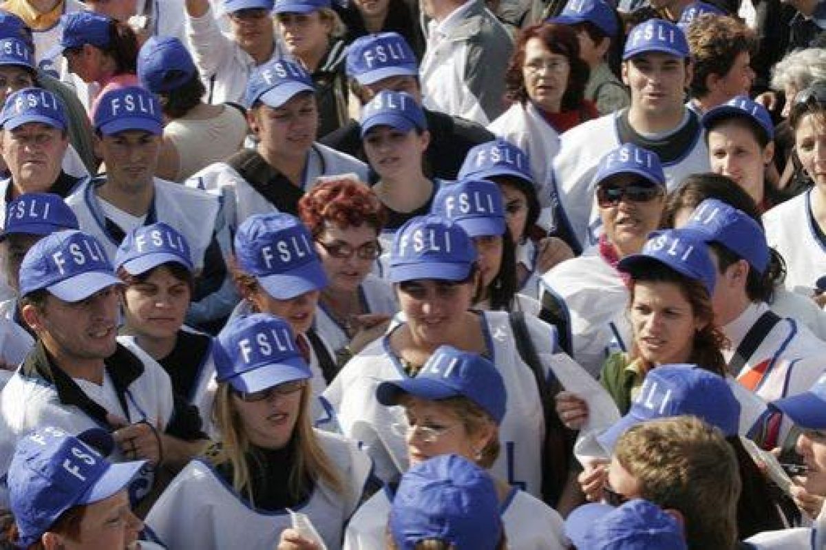 FSLI scoate 15.000 de profesori în  stradă