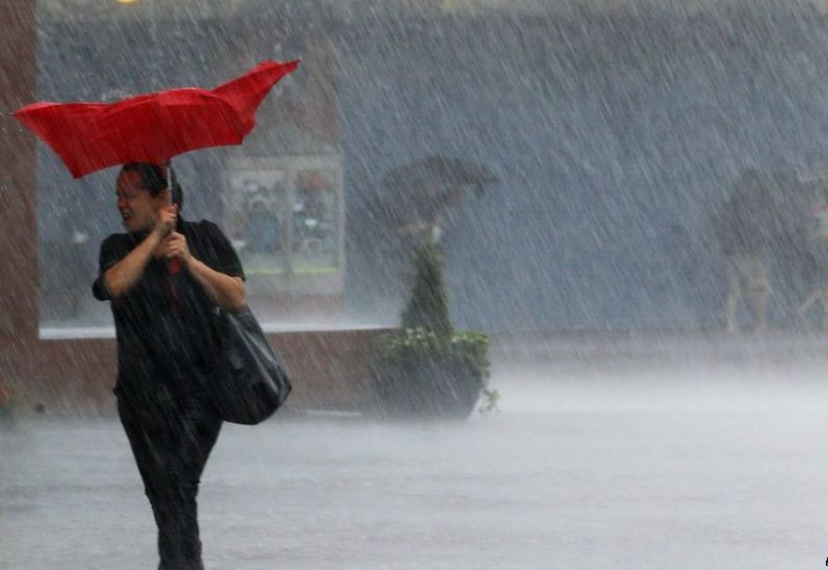 Meteo: Plouă cu găleata până marţi