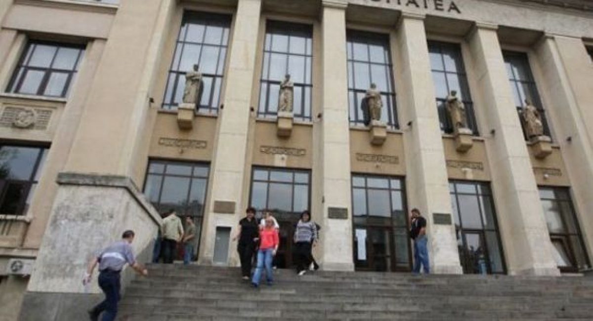 Concurenţă. Peste 70 de candidaţi se luptă pentru un loc la facultate