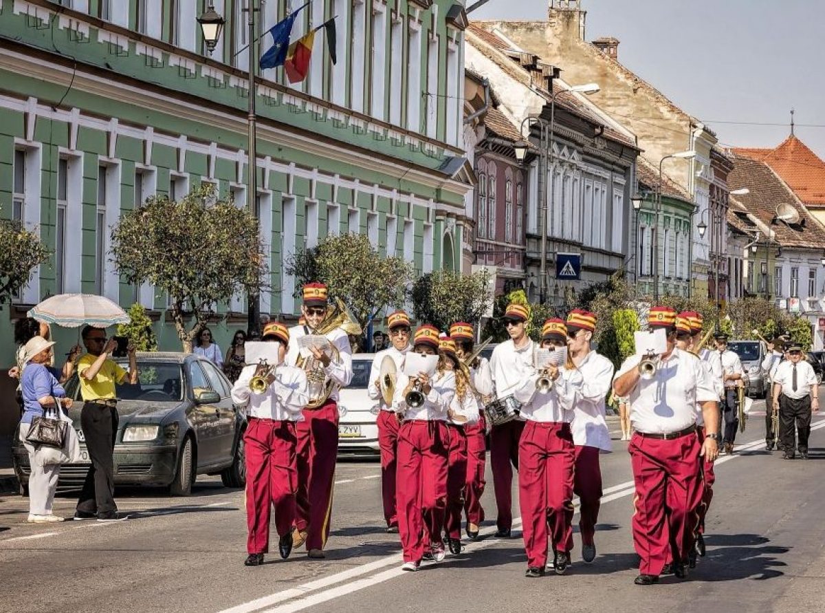 Străzile Sighişoarei, pe acordurile suflătorilor şi toboşarilor