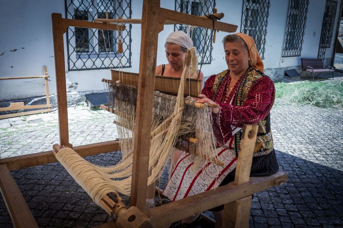 Bastionul Ţesătorilor. Război de ţesut, artizane şi artiste contemporane