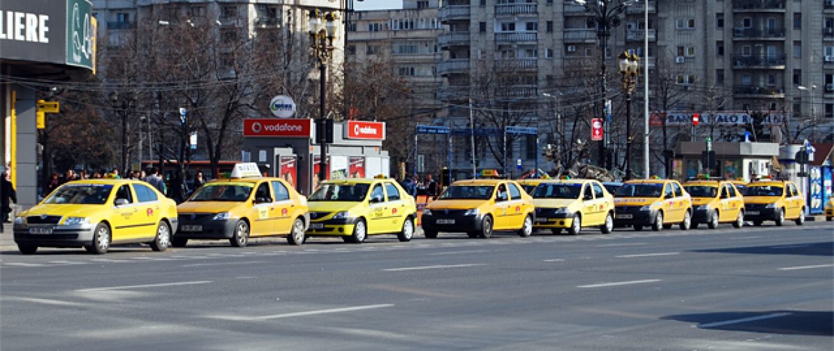 Reguli noi în taximetrie. Şoferul şi clientul nu  au voie să poarte unele discuţii