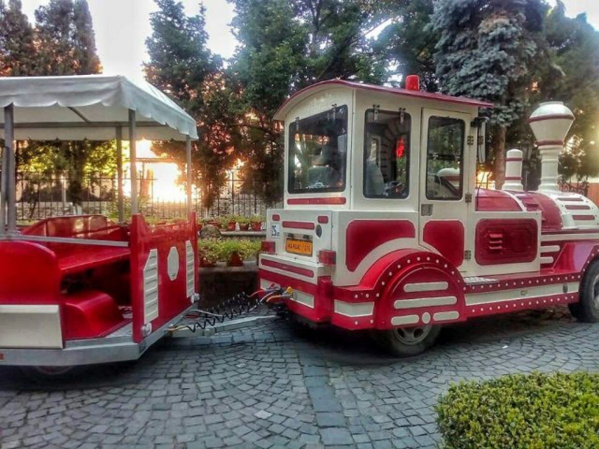 “Trenuleţul de turtă dulce”. Minicar în Cetatea Sighişoarei