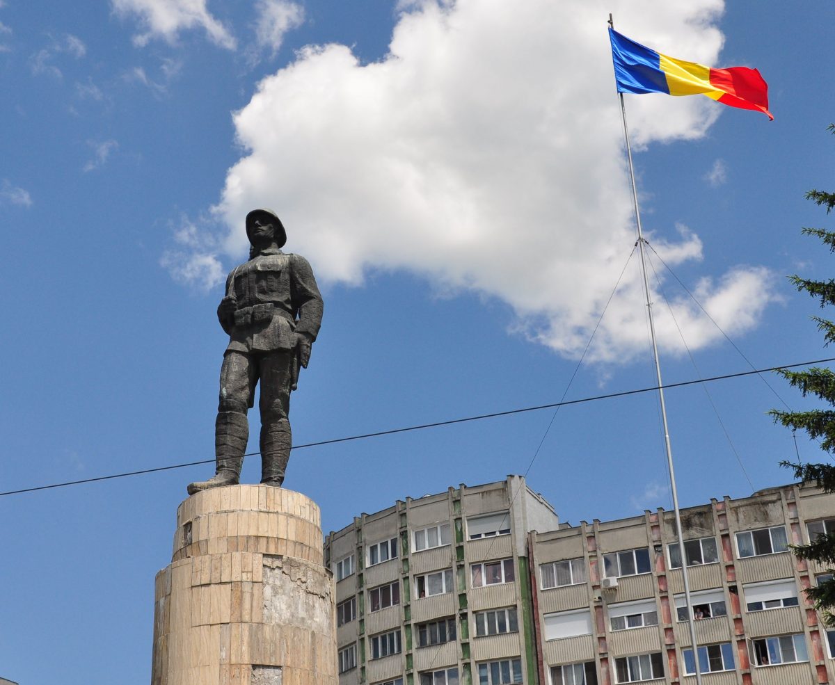 Statuia dedicată ostaşului român din Sfântu Gheorghe, degradată