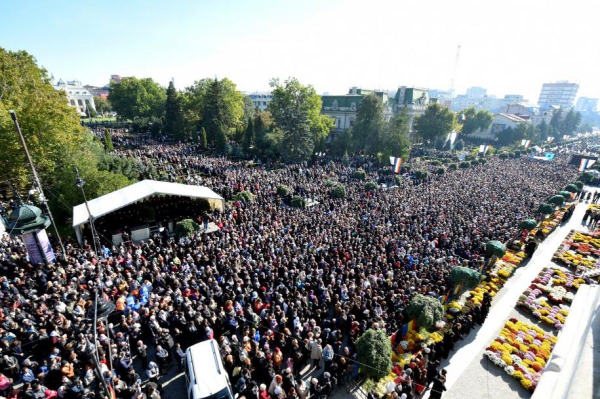Peste 200.000 de oameni, aşteptaţi la sărbătoarea Sfintei Parascheva