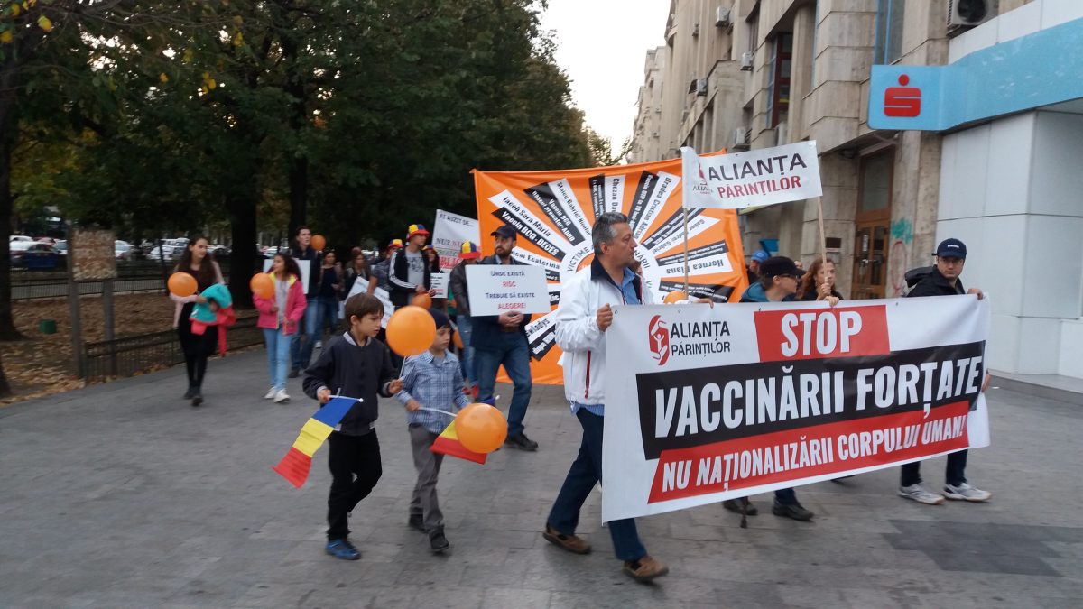 Nu suntem cobaii Guvernului. Tăcutul miting antivaccinare din Bucureşti