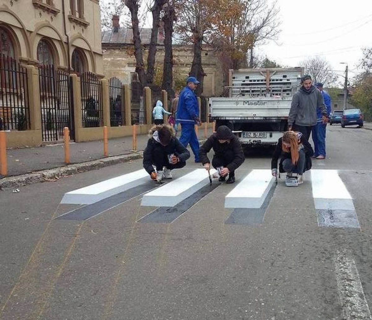 Şoferi surprinşi şi nelămuriţi. Prima trecere 3D din România, la Buzău