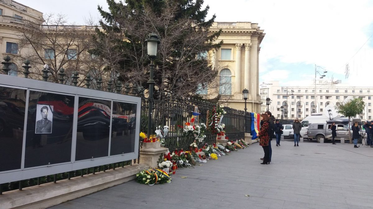 La Palatul Regal doar lumânările sunt aprinse