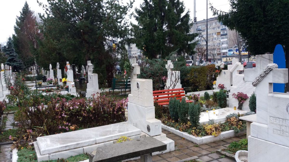 Lecţia de neuitare în cimitirul eroilor revoluţiei din Bucureşti