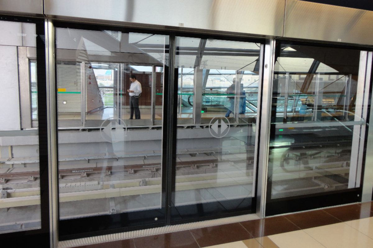 Staţiile de metrou vor fi securizate cu paravane din sticlă