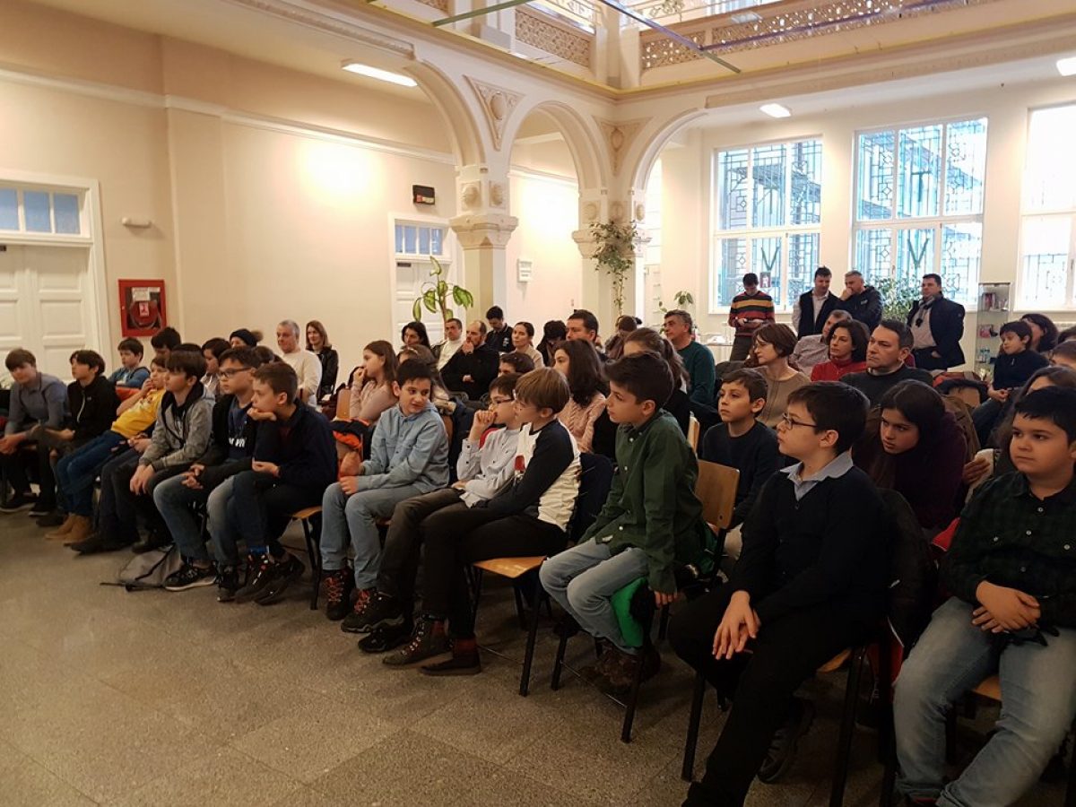 De mână cu Măriuca Ion Zaharia la Colegiul „Tudor Vianu” din Bucureşti