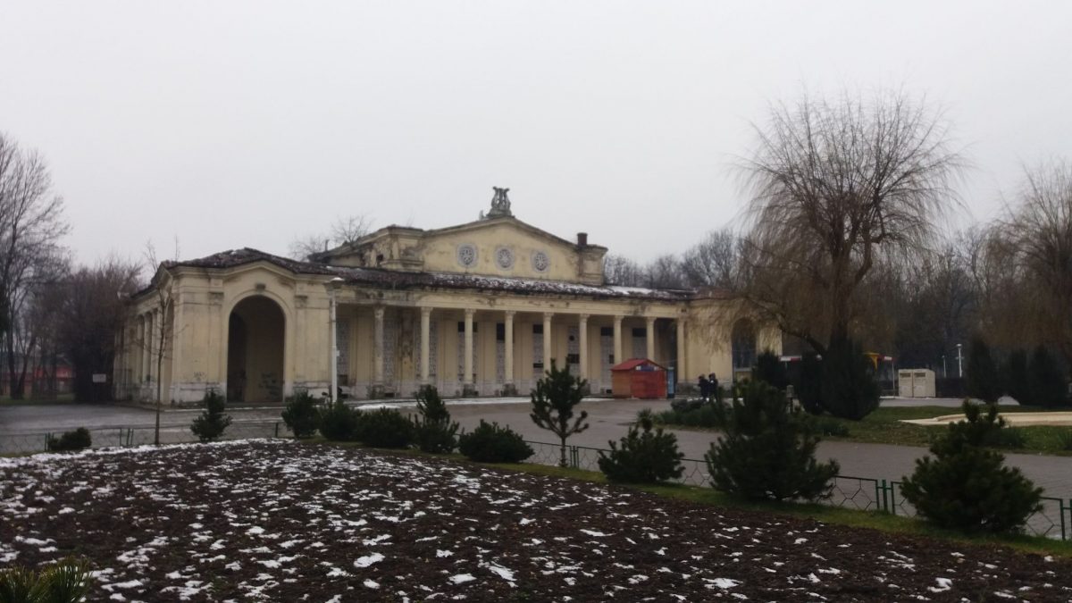 Nesimţire fără margini. Dialog printre ruine, in Parcul Bazilescu