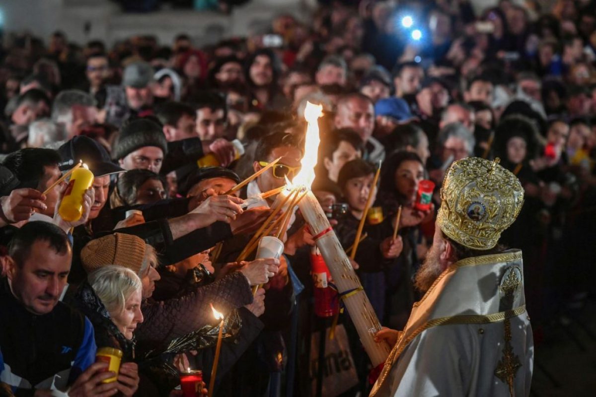 Câţi români merg la biserică în noaptea de Înviere? Când vine Lumina Sfântă?