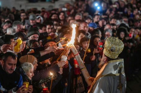 Câţi români merg la biserică în noaptea de Înviere? Când vine Lumina Sfântă?